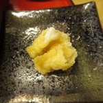 天ぷら やす田 - キスを半分カットして岩塩で頂きます