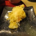 天ぷら やす田 - 海老も半カットして岩塩で。海老の新鮮さがよく分かります