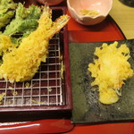 天ぷら やす田 - こう見ると海老、大きく見えませんか？