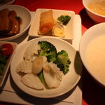 AKA - 週替わりランチ１３００円白飯ｏｒ中国粥を選べます。スープ付き