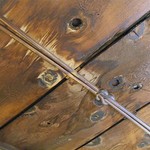 小川菊 - （店内）天井はヒモで結んである？（なワケはない）