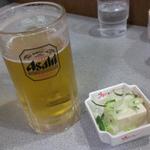 中華 めんきち - 生ビール   500円     お通しの冷奴 (無料)