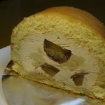 菓子工房 リーフムーン - 黒糖クリームと和栗のロールケーキ