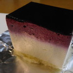 菓子工房 リーフムーン - レアチーズとカシス＆ブルーベリーののムース