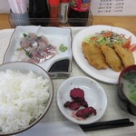 みさき亭 - 暫く待つと注文したアジの刺身とフライ定食６５０円の出来上がりです。