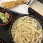 まるまうどん - 湯だめうどん (360円) 大盛り (＋120円) ちくわ天 (100円)