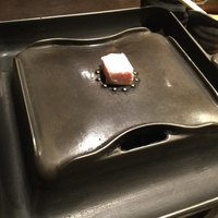 牛幸 本店 - これがしゃぶＱ専用鍋　鉄板の周りに鍋部分となる窪みがあります