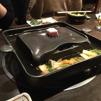 牛幸 本店 - 火をつけたら鍋汁とお野菜を周囲に投入