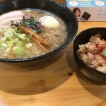 節屋かつら - 節背油ラーメン 大盛り 、チャーシュー丼