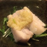 焼鳥 酉たけ - 突き出し3　鶏ムネ肉の湯引き　生姜のせ