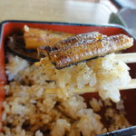 四万十屋 - こんな感じ！ご飯に山椒を掛けていただいてみます。