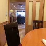 青山一品 - 席から入口方向をのぞむ