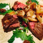 時分時 - お肉は好きだけども、
      美味しいなーっ❗️って噛み締めれる、
      って実はあんまりないのだよ。
      ここのは間違いなく噛み締めてしまう。
      鉄板焼き屋さんなのに煙が出ない。
      焼き方だそう…✨