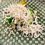 時分時 - アスパラ。確か北海道産やったかな？
      シラスと間には塩雲丹がのってきた。
      シンプルながら、すごい美味しかったです。