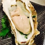 時分時 - 牡蠣の、生の方ですなー。
      おっきいからカットしてくれてある⭐︎
