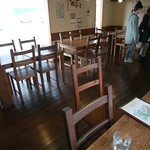 Ishigama Pizamaru - 中は木の温かみのあるイスとテーブルでイイ感じです。