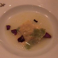 Giglio - 始まりの一皿。鶏のスープに浮かぶ東京シャモ肉を詰めたラヴィオリ