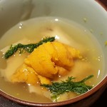 馳走 啐啄一十  - ①蝦夷鮑(北海道産)の柔らか煮、蝦夷馬糞雲丹(北海道産)をのせ、出汁(羅臼昆布)餡掛け