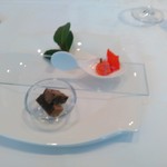 ボルドー - アミューズ（赤ピーマンのムース+何か（名前失念））