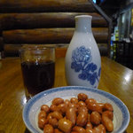 Kinoko - 紹興酒と突き出しの炙りピーナッツ