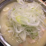 水炊き 豊満 - 白濁も美しい鶏白湯に腿肉がゴロゴロ。頂きを築く葱が嬉しい。