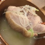 水炊き 豊満 - 骨付き腿肉。素晴らしい弾力とジューシーさ。鶏の甘い香りも堪らない。