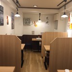 水炊き 豊満 - 二階のテーブル席。