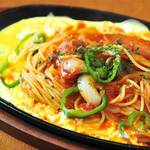 かしの木 - 懐かしく新しい名物パスタ熱々鉄板の板スパトマト１３００円