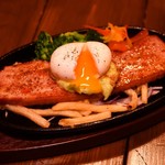 【ＢＡＣＯＮ ＳＴＥＡＫ】 厚切りスパイシーベーコンステーキ ～特製アボカドディップ・半熟卵乗せ～