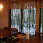 いぐさ - 大きな窓の外は自然な竹林、冬の雪化粧。