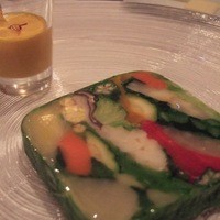 レザンファン ギャテ - 福岡県筑紫郡から届いた無農薬野菜をプレスしたテリーヌ、サフランのムースリーヌ 