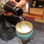 魚心 - スタッフさんが注いでくれる八海山 吟醸 650円