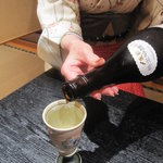 魚心 - 女将が注いでくれる〆張鶴 純米吟醸 650円