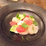 organ - 「北海道産 生帆立とブッラータ、アボカド、柑橘のサラダ」テーブルでの仕上げ前