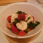 OGINO organic Restaurant - 前菜　水牛のモッツァレラ  トマトとイチゴのサラダバジル風味