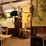 オステリア キーヴォ - さっぱりした店内。落ち着いて撮らなかったので手ブレ。