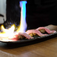 お肉屋 けいすけ 三男坊 - 高森和牛の一口炙り寿司