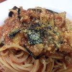 オステリアカプラ - スパゲッティ 仔牛肉とナスのトマトソース