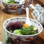 なにや - 小麺650円／奥はワカメ麺