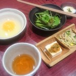 Shintoukyou Yakiniku Asobigokoro - サラダとつけ出しは共通と思う