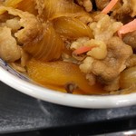 Yoshinoya - 玉葱も真っ茶色にクタクタでGood。玉子は昼に卵かけご飯食べ放題に行く予定なので、泣く泣くカットしました。