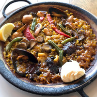 Bar Espanol LA BODEGA 大阪店 - 牡蠣と牛ホホ肉、ゴボウのパエリャ