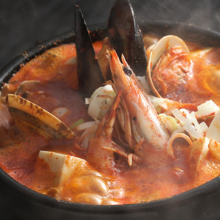 冷えた身体に嬉しい、熱々の海鮮スンドゥブチゲをご賞味下さい
