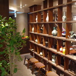 Chuugoku Hinabe Semmon Ten Shaofeiyan - 店内入り口には　いろいろな調度品が並ぶ棚があります。