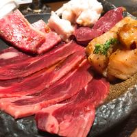 熟成ホルモン・山形牛 炭火焼肉 牛語 - 遅れたなにくろだけ盛り合わせみたいなスタイルに…。盛り付けてくれた人、誰か知らんけどセンスあるなw