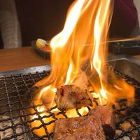 熟成ホルモン・山形牛 炭火焼肉 牛語 - ホルモン焼くと、おきまりのファイヤー＼(^o^)／