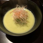 Konoha - 1月です。
                        白味噌の椀物。
                        とても美味しいお椀です。