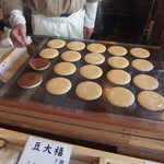 元祖千成もなか - どら焼きの皮製造中