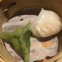 中国飯店 紫玉蘭 - 点心:春菊蒸し餃子とエビ蒸し餃子