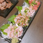 彩波 - 「お得！鶏刺し四点盛り  1980円」  左から  ささ身たたき、モモ肉たたき、ムネ肉たたき、生白レバー